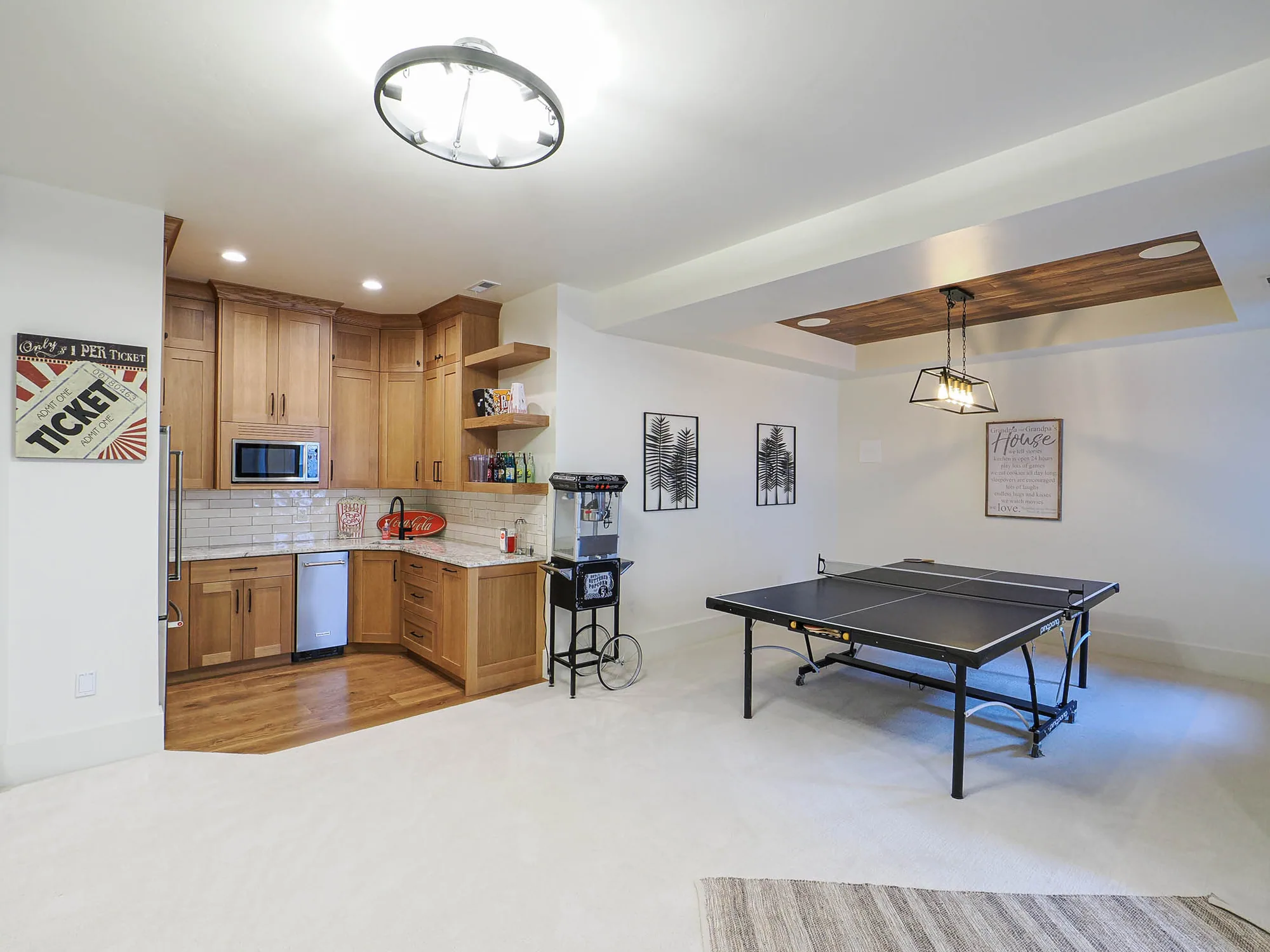 Wet bar at Mapleton Modern in Mapleton, Utah